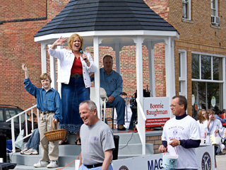 Bonnie singing in the 2009 Baberton Cherry Blossom Parade